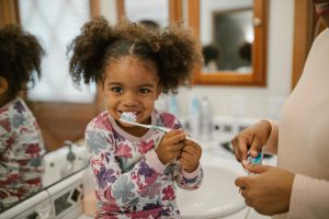 Dlaczego roczne dziecko zgrzyta zębami - czy to powód do niepokoju